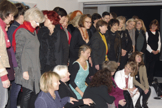 Künstlerinnen bei der Eröffnung im Frauenmuseum Bonn